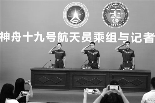 7月9日,神舟十九号载人飞行任务航天员蔡旭哲、宋令东、王浩泽太空归来后首次公开亮相,并分享183天“太空出差”的经历与感悟。新华社发